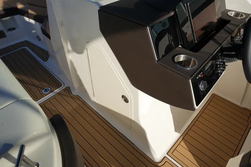 Slide: The Image of Sea Ray SDX 290 2026 - 32