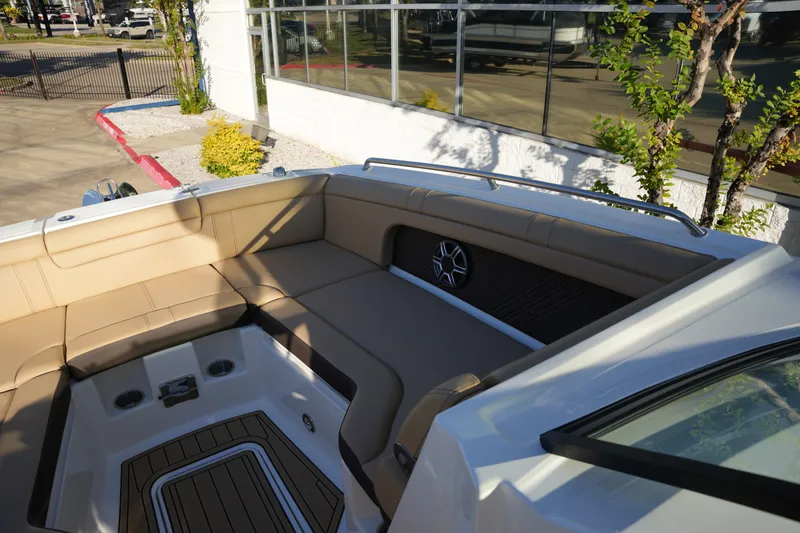 Slide: The Image of Sea Ray SDX 290 2026 - 38