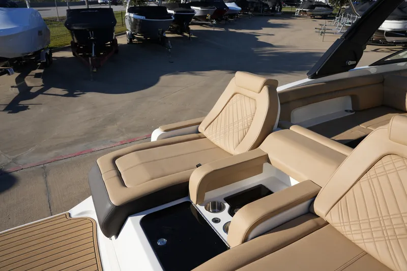 Slide: The Image of Sea Ray SDX 290 2026 - 7