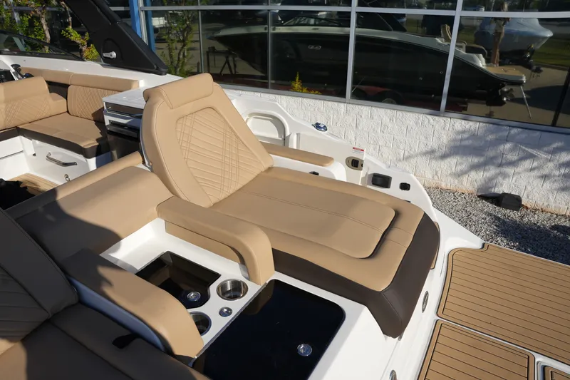 Slide: The Image of Sea Ray SDX 290 2026 - 8