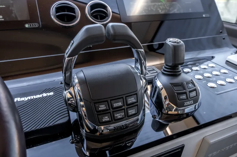 Slide: The Image of Azimut 60 Flybridge 2021 - 21