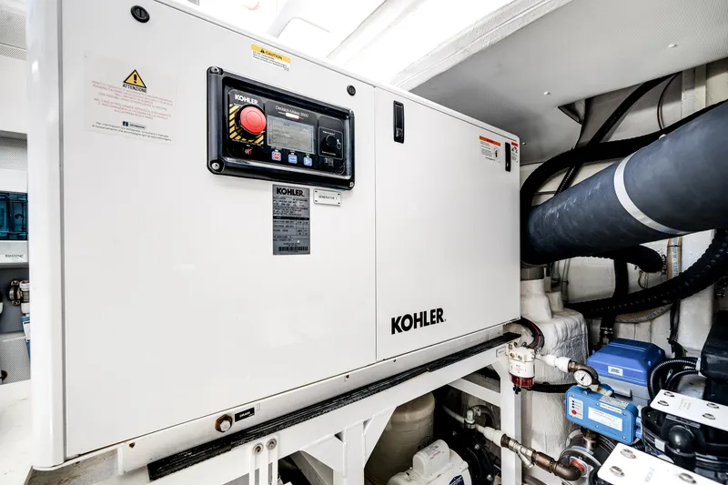 Slide: The Image of Azimut 60 Flybridge 2021 - 27