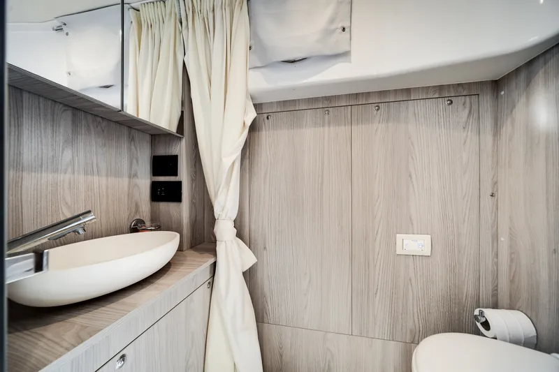 Slide: The Image of Azimut 60 Flybridge 2021 - 34