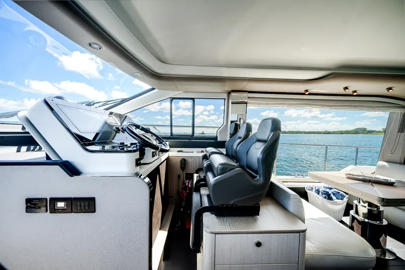 Slide: The Image of Azimut 60 Flybridge 2021 - 46