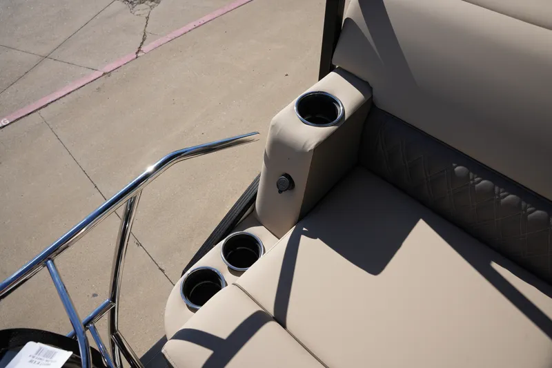 Slide: The Image of Harris Cruiser 210 2026 - 12