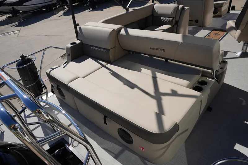 Slide: The Image of Harris Cruiser 210 2026 - 13