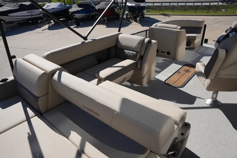 Slide: The Image of Harris Cruiser 210 2026 - 16