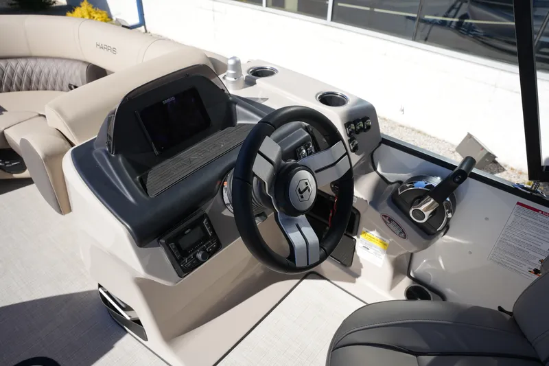 Slide: The Image of Harris Cruiser 210 2026 - 24