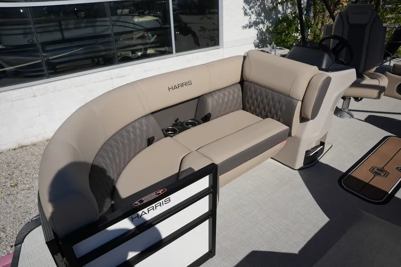 Slide: The Image of Harris Cruiser 210 2026 - 30