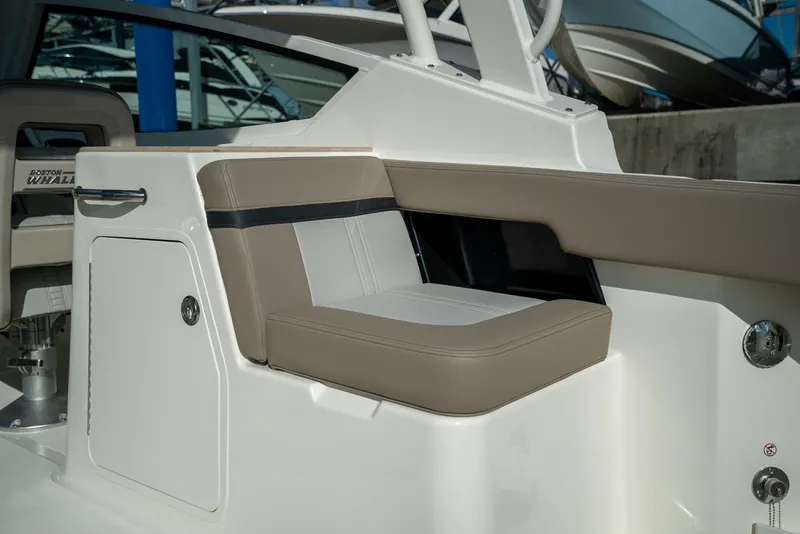Slide: The Image of Boston Whaler 280 Vantage 2026 - 10