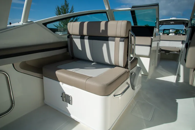 Slide: The Image of Boston Whaler 280 Vantage 2026 - 11