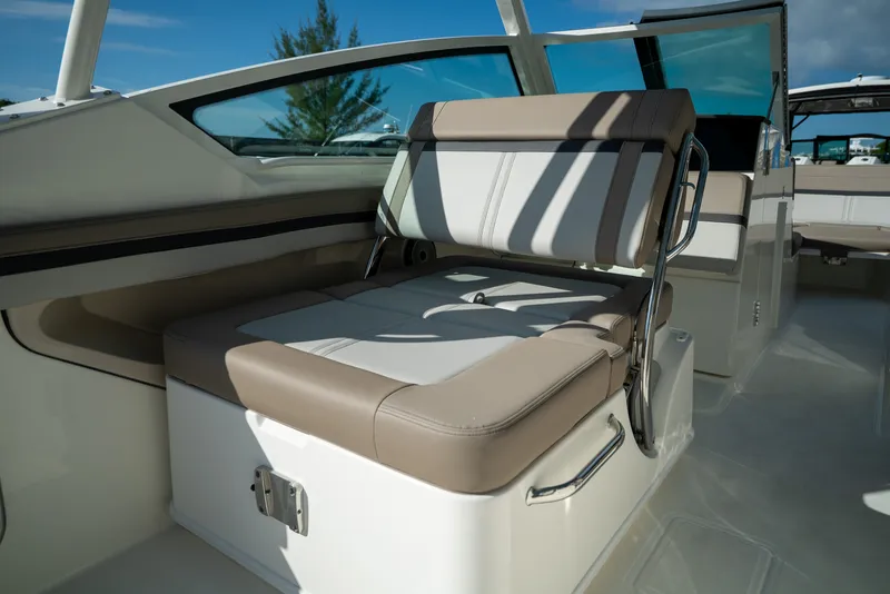 Slide: The Image of Boston Whaler 280 Vantage 2026 - 12