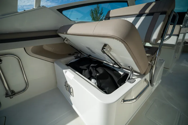 Slide: The Image of Boston Whaler 280 Vantage 2026 - 13