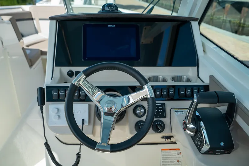 Slide: The Image of Boston Whaler 280 Vantage 2026 - 19