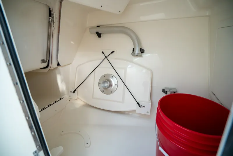 Slide: The Image of Boston Whaler 280 Vantage 2026 - 23