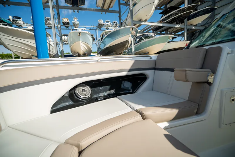 Slide: The Image of Boston Whaler 280 Vantage 2026 - 26