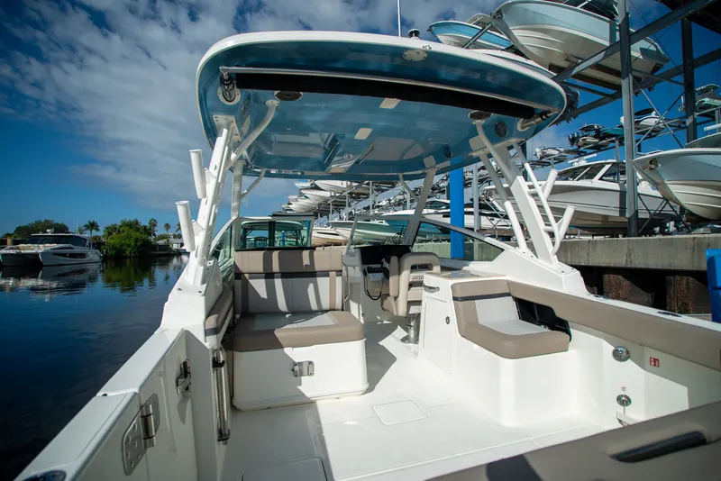 Slide: The Image of Boston Whaler 280 Vantage 2026 - 6