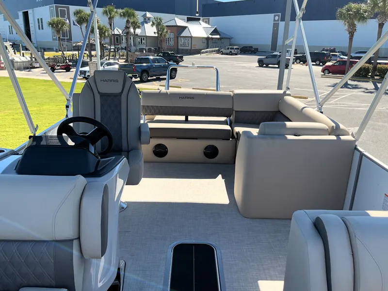 Slide: The Image of Harris Cruiser 230 2026 - 22