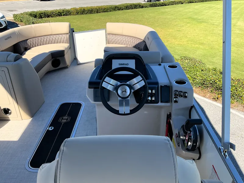 Slide: The Image of Harris Cruiser 230 2026 - 25