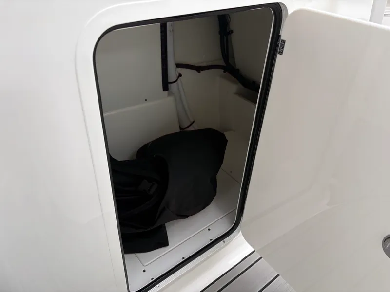 Slide: The Image of Sea Ray SDX 230 Outboard 2026 - 16