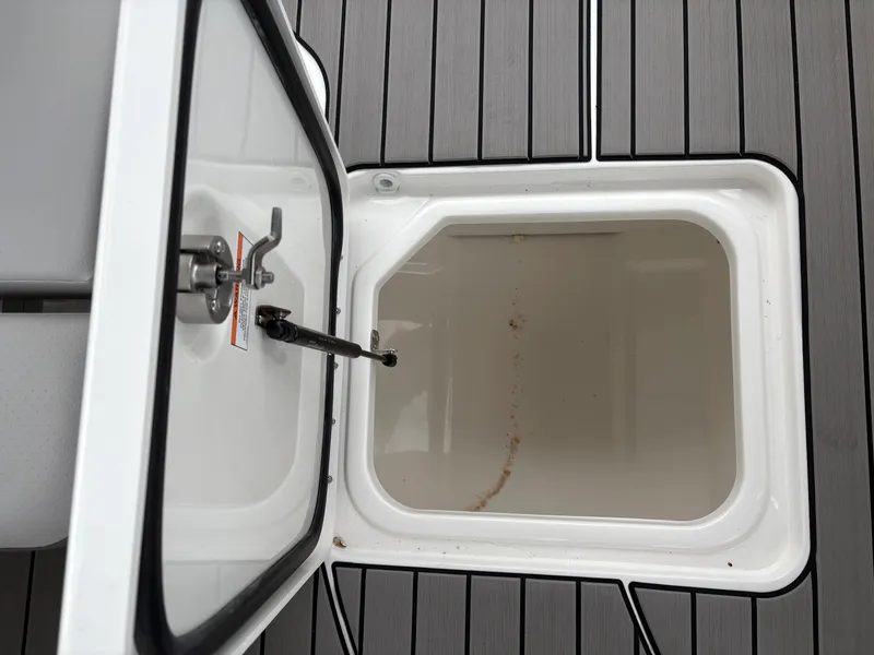 Slide: The Image of Sea Ray SDX 230 Outboard 2026 - 24