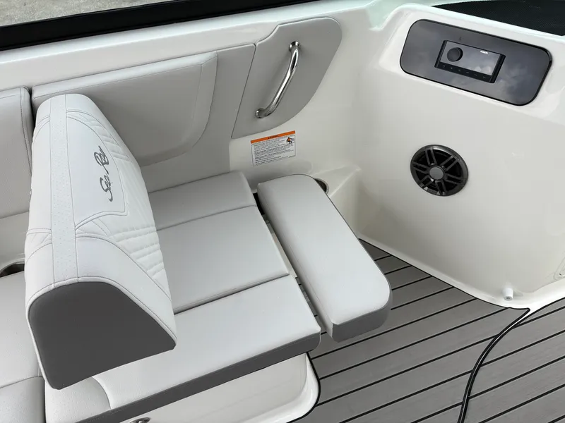 Slide: The Image of Sea Ray SDX 230 Outboard 2026 - 6