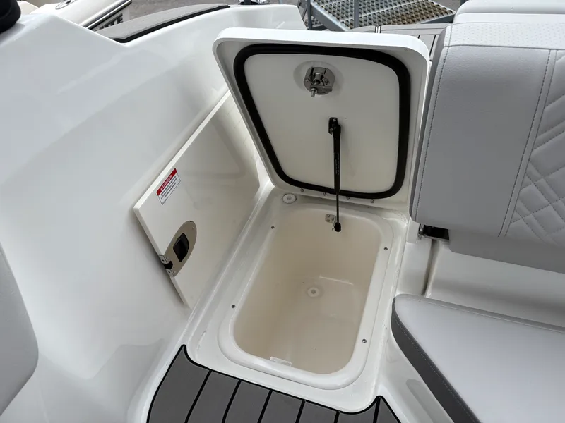 Slide: The Image of Sea Ray SDX 230 Outboard 2026 - 7