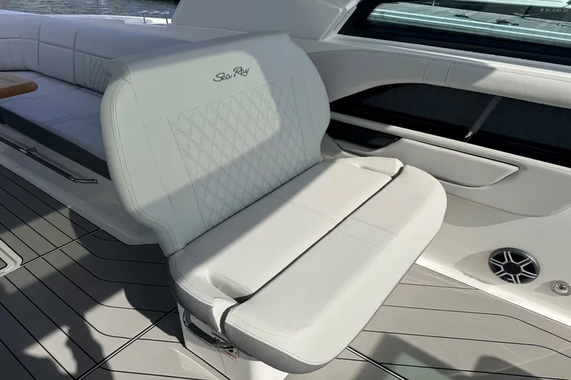 Slide: The Image of Sea Ray SLX 400 Outboard 2026 - 13