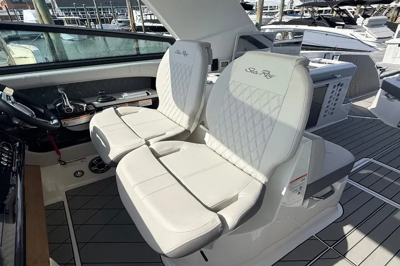 Slide: The Image of Sea Ray SLX 400 Outboard 2026 - 14