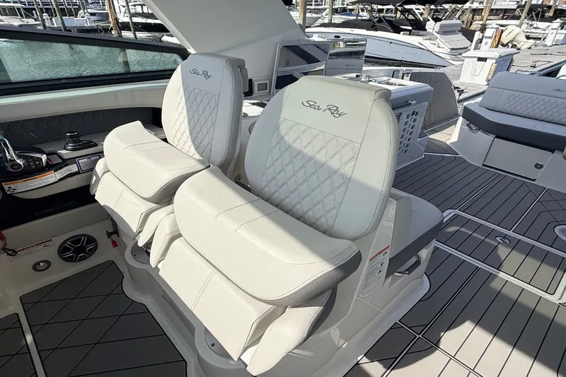 Slide: The Image of Sea Ray SLX 400 Outboard 2026 - 15