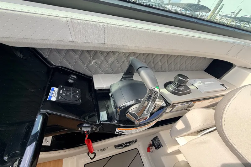 Slide: The Image of Sea Ray SLX 400 Outboard 2026 - 18