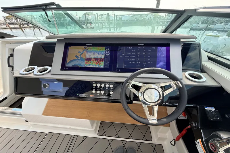 Slide: The Image of Sea Ray SLX 400 Outboard 2026 - 20