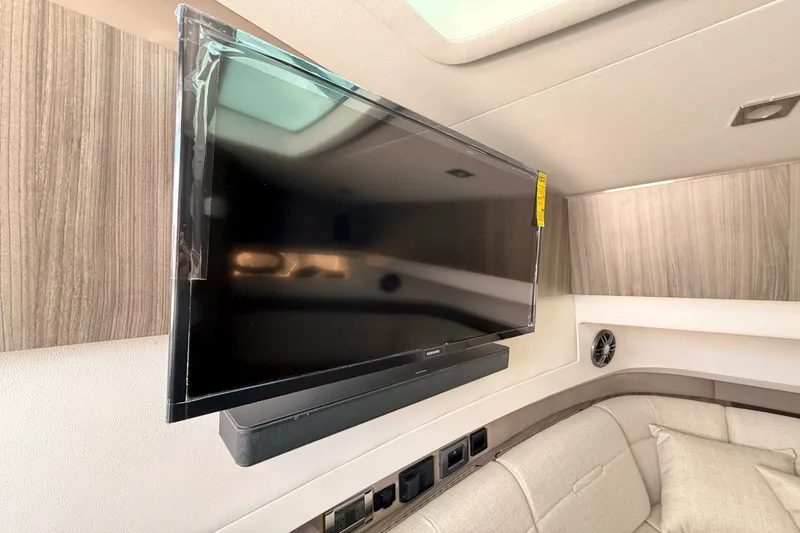 Slide: The Image of Sea Ray SLX 400 Outboard 2026 - 22
