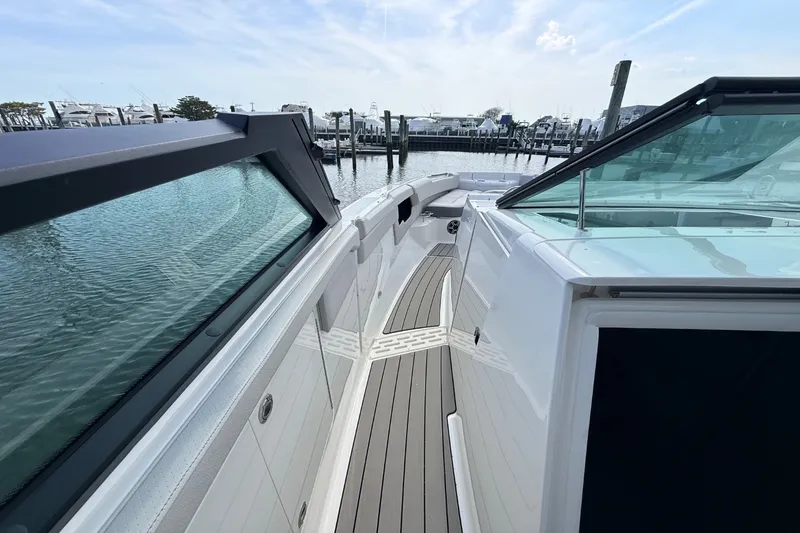 Slide: The Image of Sea Ray SLX 400 Outboard 2026 - 24