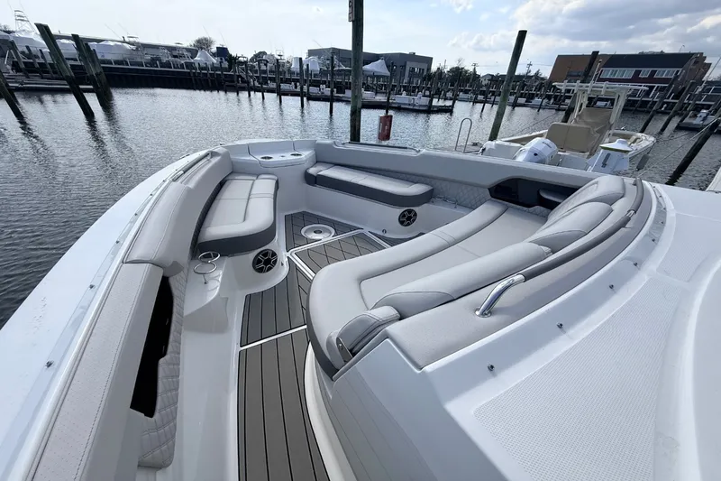 Slide: The Image of Sea Ray SLX 400 Outboard 2026 - 25