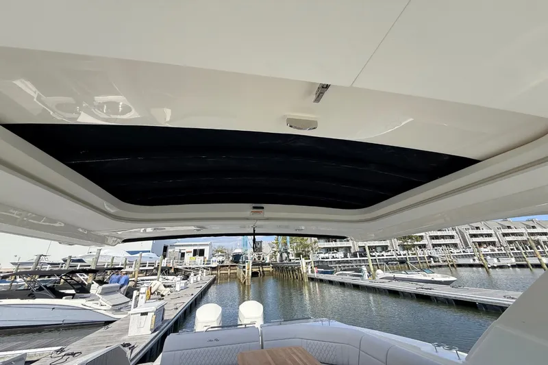 Slide: The Image of Sea Ray SLX 400 Outboard 2026 - 29