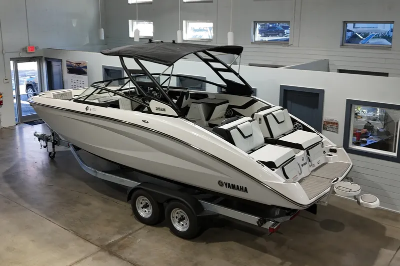 Slide: The Image of Yamaha 252S 2026 - 2