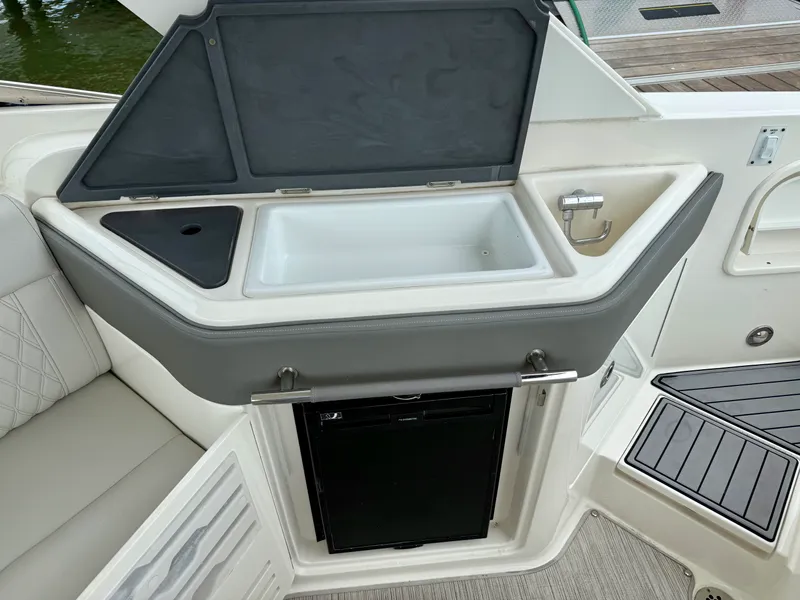 Slide: The Image of Sea Ray SLX 310 OB 2021 - 33