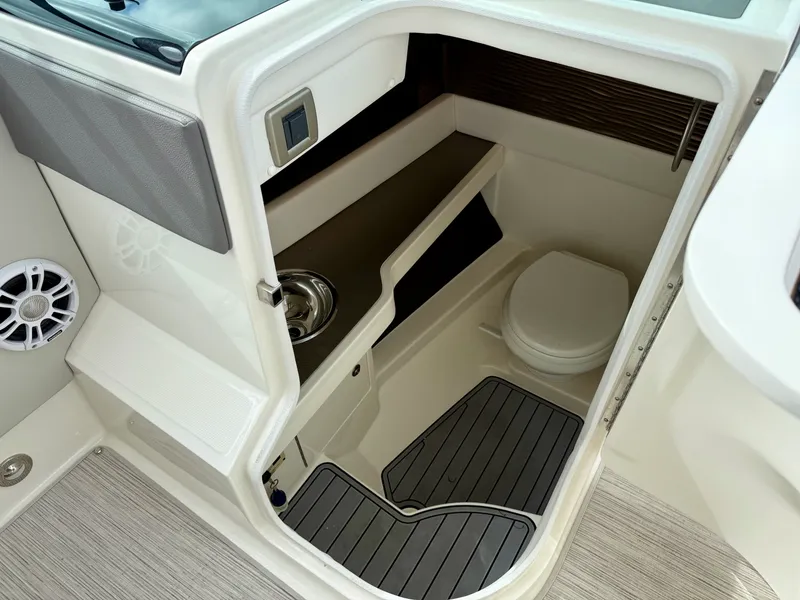 Slide: The Image of Sea Ray SLX 310 OB 2021 - 37