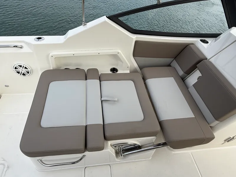 Slide: The Image of Boston Whaler 210 Vantage 2026 - 10