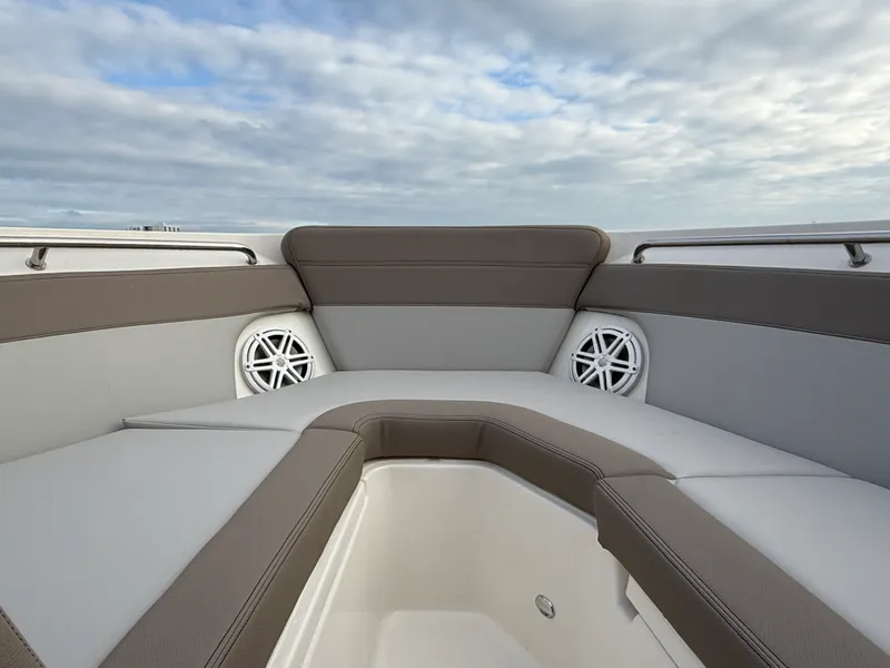 Slide: The Image of Boston Whaler 210 Vantage 2026 - 13
