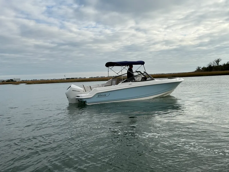 Slide: The Image of Boston Whaler 210 Vantage 2026 - 3