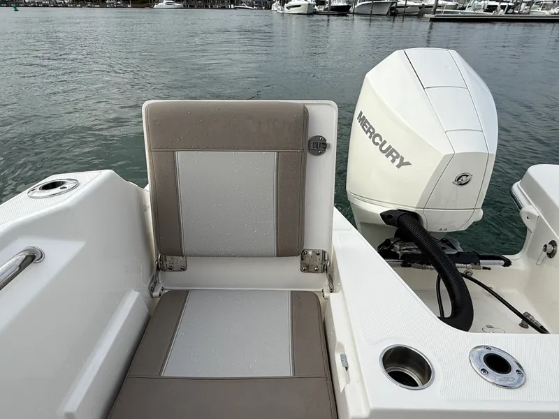 Slide: The Image of Boston Whaler 210 Vantage 2026 - 5