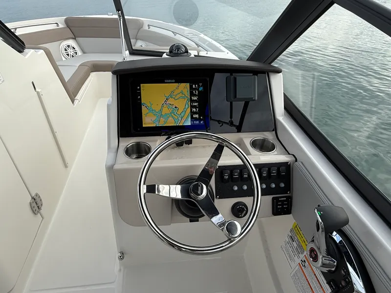 Slide: The Image of Boston Whaler 210 Vantage 2026 - 6