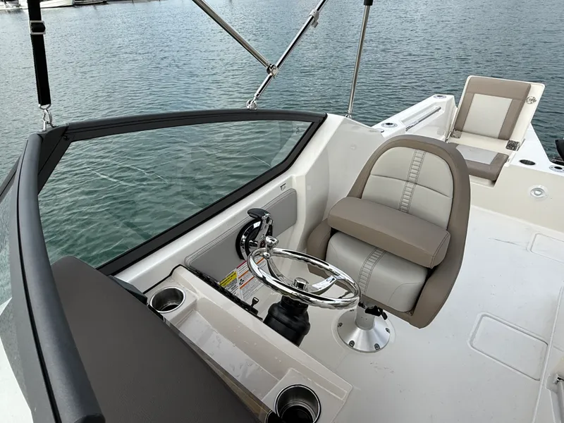 Slide: The Image of Boston Whaler 210 Vantage 2026 - 8