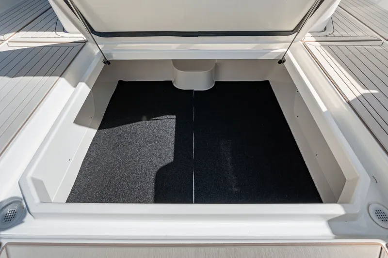 Slide: The Image of Cruisers Yachts 38 VTR 2026 - 69