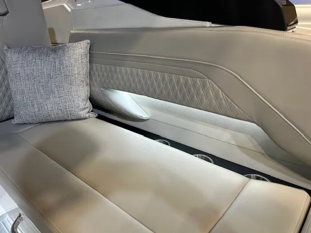 Slide: The Image of Cruisers 34 GLS Outboard 2026 - 18