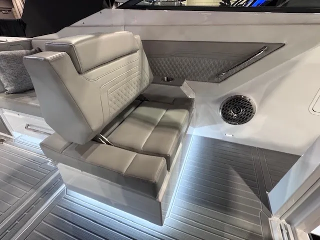 Slide: The Image of Cruisers 34 GLS Outboard 2026 - 25