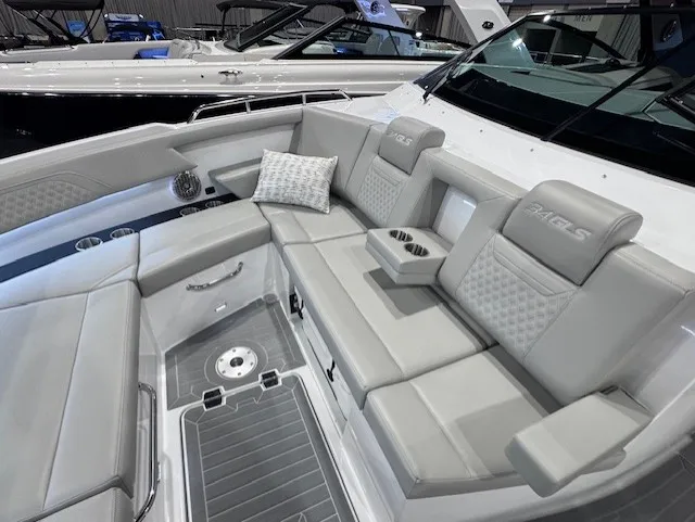 Slide: The Image of Cruisers 34 GLS Outboard 2026 - 29