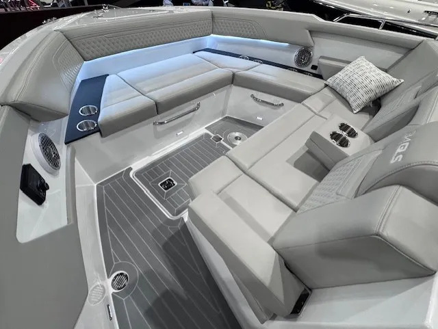 Slide: The Image of Cruisers 34 GLS Outboard 2026 - 31